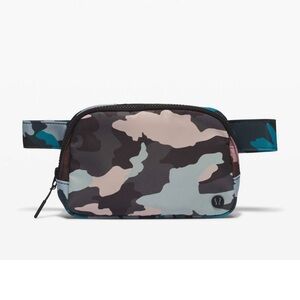 Lululemon everywhere belt bag